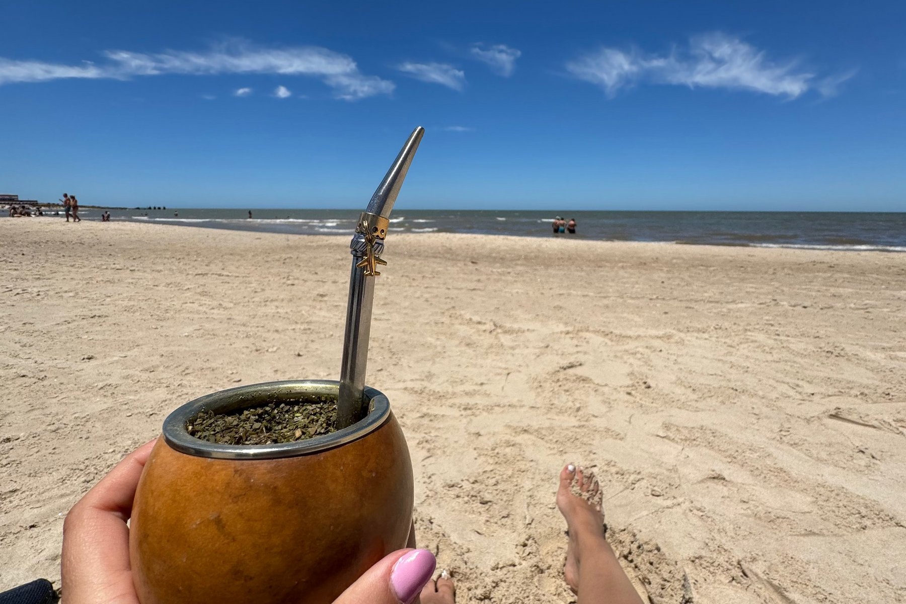 Mate con bombilla en la playa