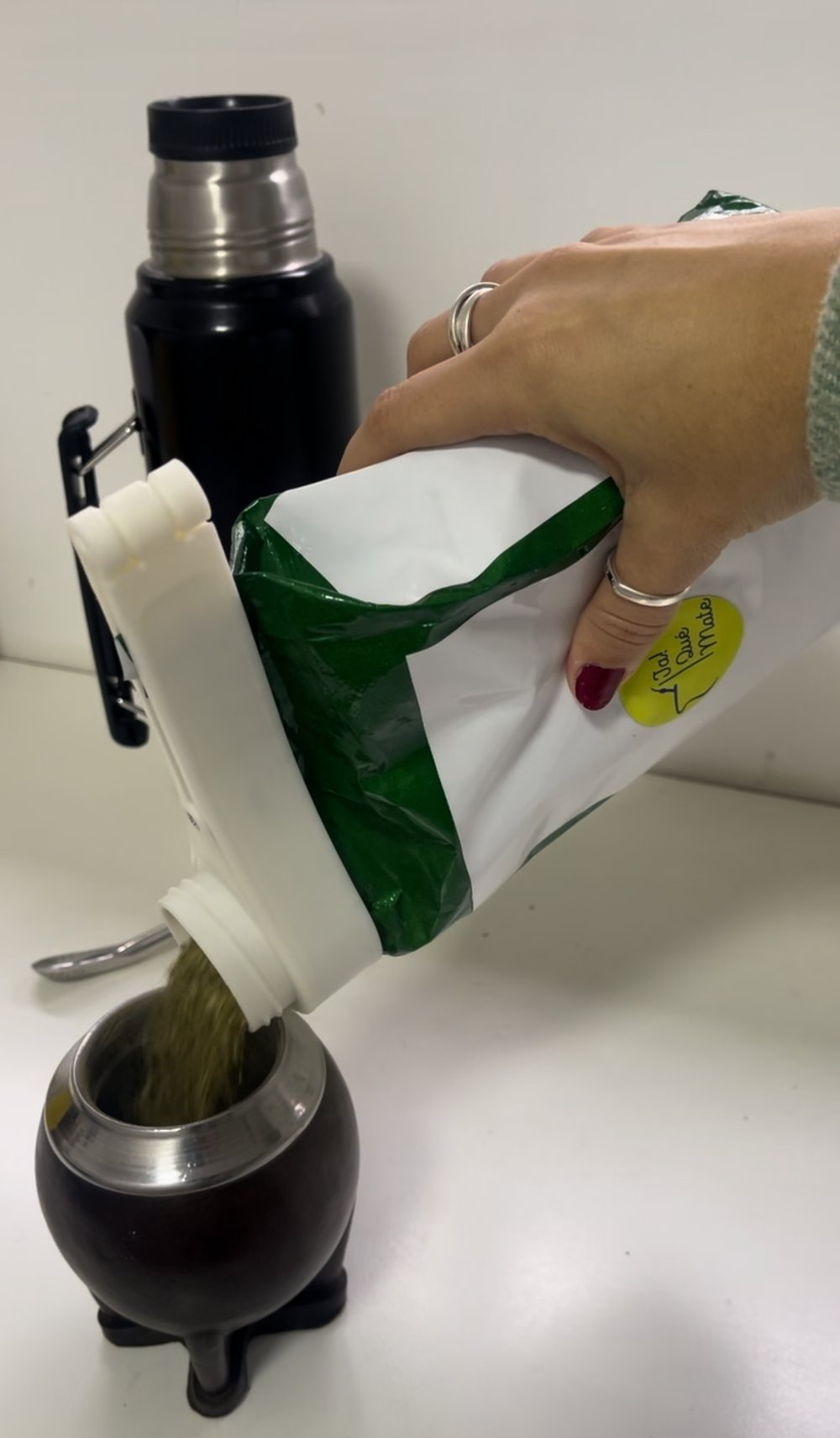 Clip matero cerrando un paquete de yerba mientras se sirve el mate